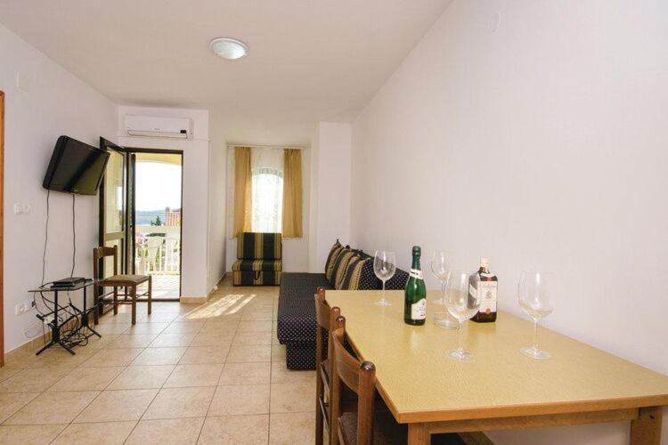 Apartments Iovo - Comfort One Bedroom Apartment With Terrace A2 Trogir Buitenkant foto